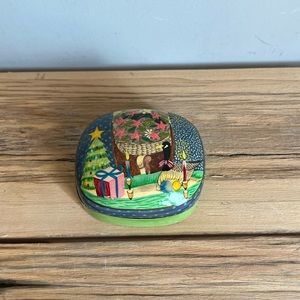 Vintage Hand Painted Green Holiday Scene Asian Lacquered Keepsake Box